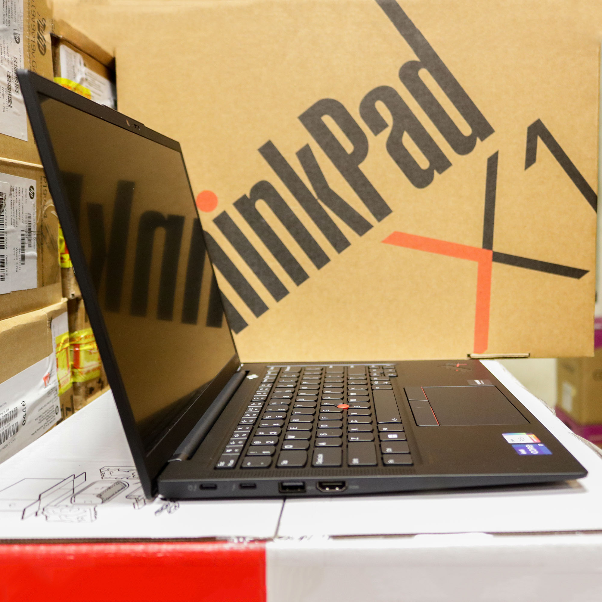 Hình ảnh chi tiết Laptop Lenovo Thinkpad X1 Carbon Gen 10 I7-1255U/ 16GB/ 512GB SSD/21CBS15Q00 - Ảnh số 6