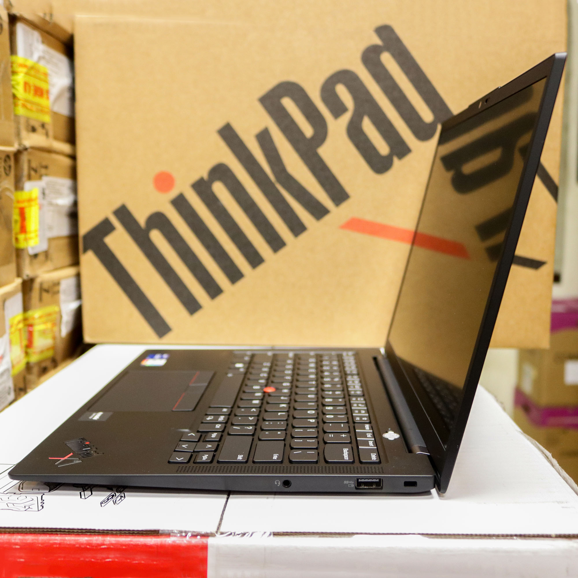 Hình ảnh chi tiết Laptop Lenovo Thinkpad X1 Carbon Gen 10 I7-1255U/ 16GB/ 512GB SSD/21CBS15Q00 - Ảnh số 7