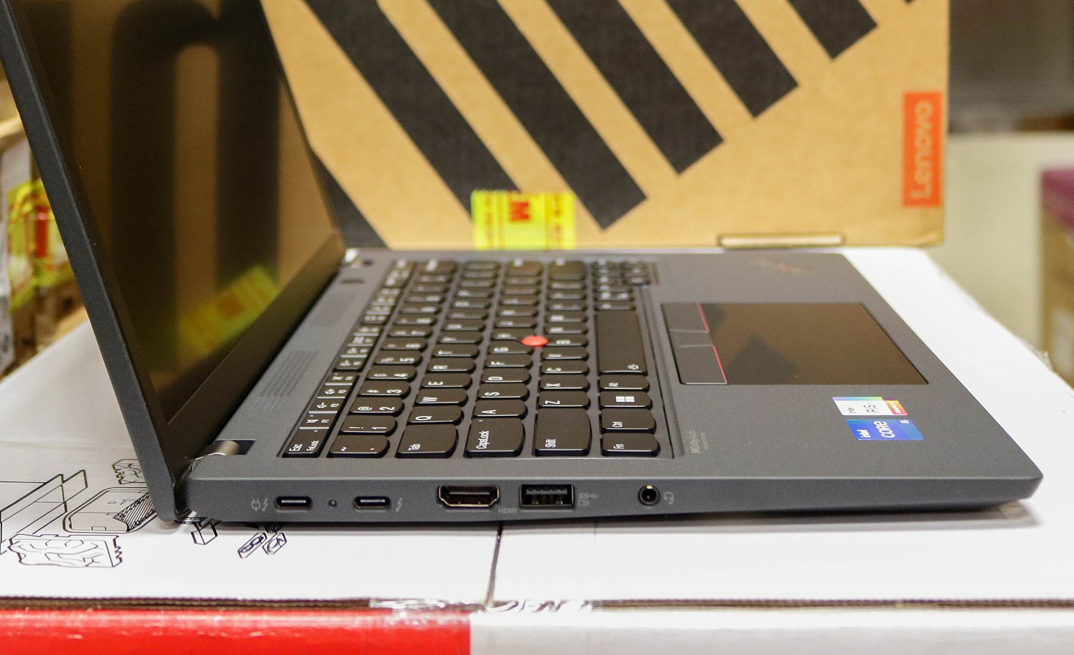 Hình ảnh chi tiết Laptop Lenovo Thinkpad X13 Gen 3 I7-1255U/ 16G/ 512Gb SSD/ 13.3WUXGA/ NOOS/ LEDKB/ ĐEN/21BNS05P00 - Ảnh số 4