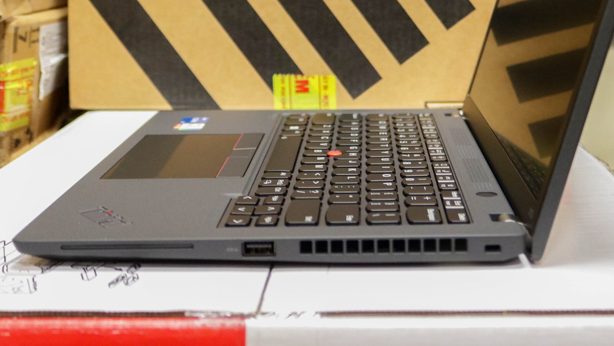 Hình ảnh chi tiết Laptop Lenovo Thinkpad X13 Gen 3 I7-1255U/ 16G/ 512Gb SSD/ 13.3WUXGA/ NOOS/ LEDKB/ ĐEN/21BNS05P00 - Ảnh số 5